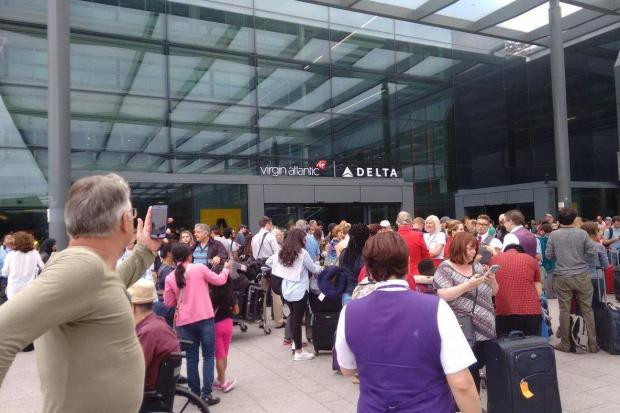 Σύλληψη υπόπτου για τρομοκρατία και όχι πυρκαγιά ο συναγερμός στο αεροδρόμιο Χίθροου